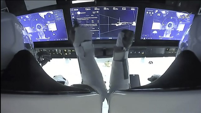 Den i stort sett självkörande kapseln Dragon är en modernare konstruktion än Rysslands 60-talsbaserade kapslar. Bild från när Mike Hopkins och Victor Glover flögs upp till ISS i november.