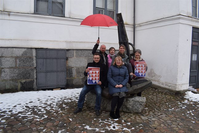 Anders Wingren, rektor vid Jakobstads svenska arbetarinstitut, Tiina Höylä-Männistö, ungdomssekreterare vid Staden Jakobstad, Malin Simons, bildkonstlärare vid Wavainstitutet, Carola Sundqvist, museichef vid Jakobstads museum, Peter Roos, rektor vid Wavainstitutet och Päivi Rosnell, rektor vid Jakobstads finska arbetarinstitut ordnar sommarverksamheterna för barn och unga under samma paraply.