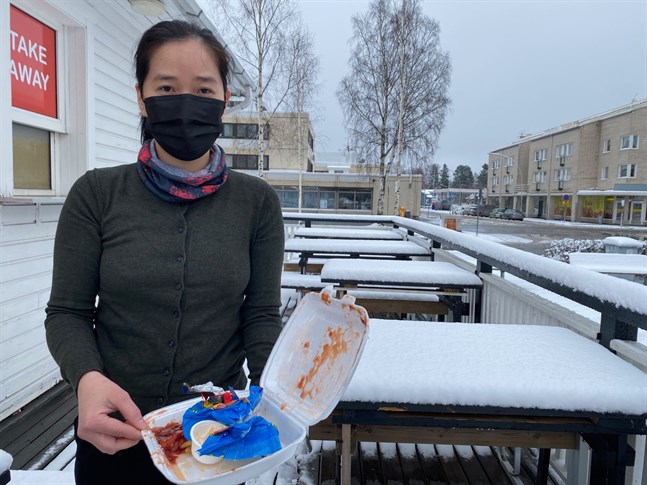 Vuong Thuy Oanh har tröttnat på nedskräpningen vid sin grill och kommer i nästa vecka att rigga en egen kamera vid grillen. Mest rädd är hon för att fimpar som kastas på trädäcket och det nya eldandet på torget ska sätta hela hennes grill i brand.