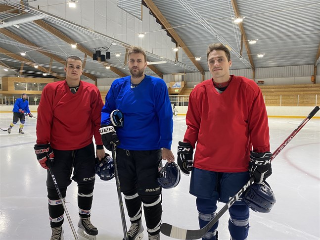 Poängmakarna fortsätter i Kraft. Rolands Aleidzans, till vänster, och Maris Dilevka, till höger, har nu skrivit på för Närpeslaget. Arturs Kuzmenkovs, i mitten, har ännu inte något kontrakt.