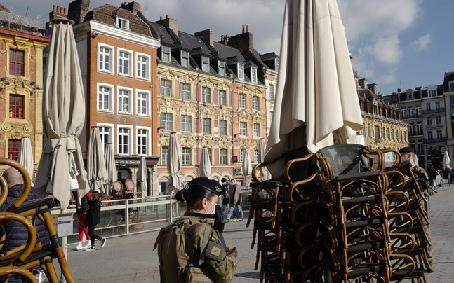 Staplar av stolar utanför ett café i Lille i Frankrike.