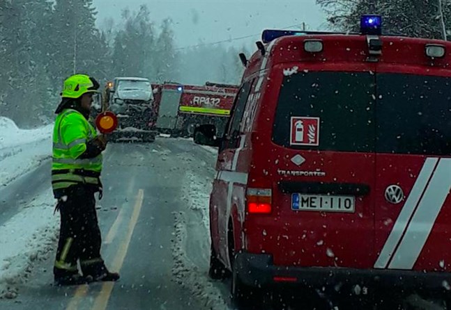Räddningsverket åkte ut till en bilolycka i Replot där två bilister frontalkrockat. Enligt uppgift klarade sig förarna utan större skador.
