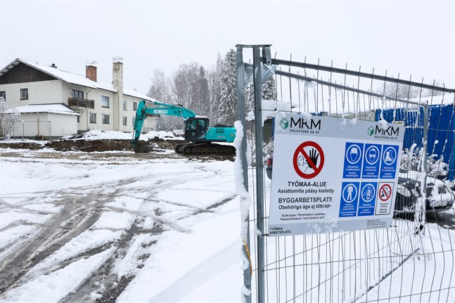 Grävjobbet är nu i gång där en ny tandklinik ska byggas i Vörå trots att besvär lämnats in.