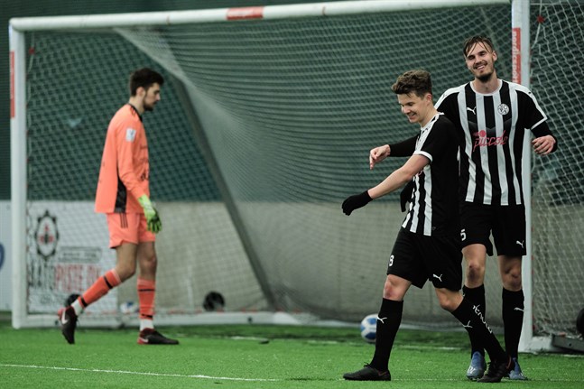 VIFK- och Jarobekantingen William Rosenlöf från Vasa vittjar gästernas mål medan Aatu Laatikainen och Mikko Pitkänen firar 3–0.