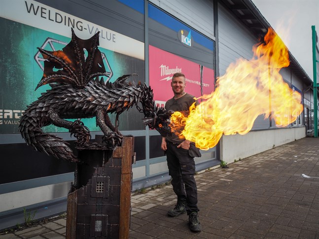 Valter Kangas konstverk draken S'mores står nu utanför järnhandeln Työkaluässä i Karleby. Kronobybon hoppas på att beskådarna får ta del av hans hantverk och att det inspirerar andra.