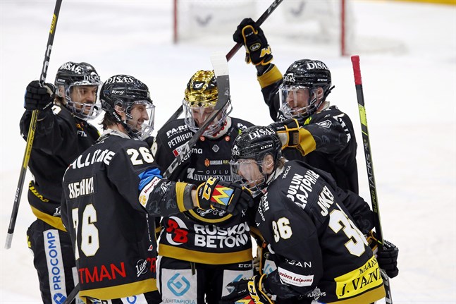 Shaun Heshka, andra från vänster, ska ta en stor roll i Sports försvar.