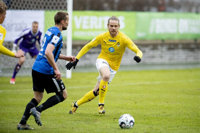 Inters Jesper Engström (till vänster) spelade hela matchen mot KuPS´ Henri Toivomäki.