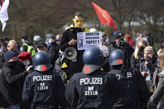Alla är inte nöjda när stora delar av Tyskland nu går in nattliga nedstängningar och skärpta restriktioner. Bild från protester för en dryg vecka sedan.
