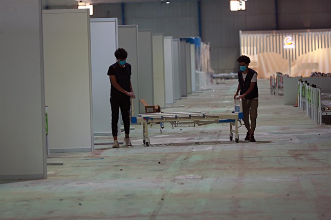 Ett fältsjukhus för covid-19-patienter byggs upp i Iraks huvudstad Bagdad. Sjukhuset på bilden är inte samma sjukhus som i texten. Arkivbild.