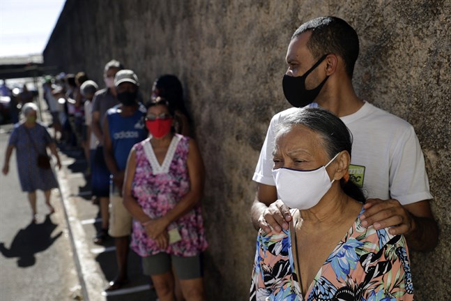 Äldre väntar i kö för att få vaccin mot COVID-19 vid ett hälsocenter i Brasilia, Brasilien. Arkivbild.