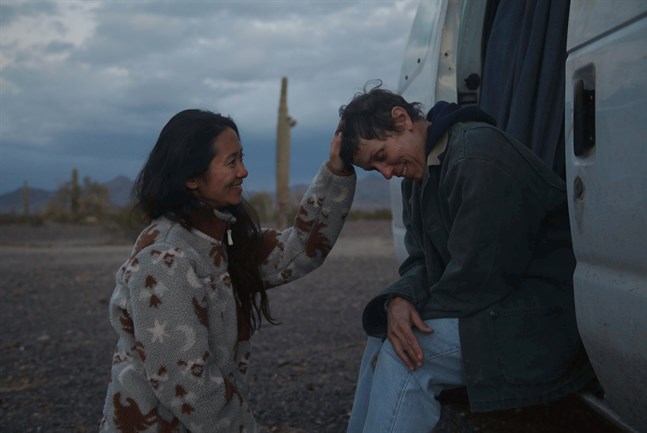 Både Chloé Zhao, till vänster, och Frances McDormand fick pris på Oscarsgalan för filmen "Nomadland". Zhao för bästa regi och McDormand för bästa kvinnliga skådespelare. Filmen utsågs dessutom till bästa film. Bild från inspelningen av filmen.