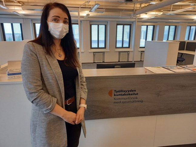 Sysselsättningschef Sanna-Mari Levijoki säger att man ska hitta flaskhalsarna som gör det trögt att få in arbetskraft på arbetsmarknaden.