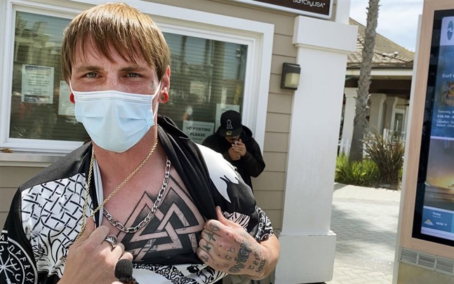 En självutnämnd ”odinist” visar sin fornnordiska ”valknut”-tatuering över hjärtat, en symbol som blivit populär inom högerextrema kretsar, bland annat från den så kallade ”Qanon-shamanen” som var med och stormade Kapitolium. Han förnekar att det förekommer övervåld mot svarta från polisen. "Min farbror blev mördad av en polis och han är vit", säger han.