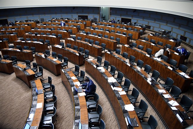 Nu är regeringen piskad att få stöd från Samlingspartiet för att EU-paketet ska kunnas baxas genom riksdagen. Sannfinländarna och KD stöder inte paketet.