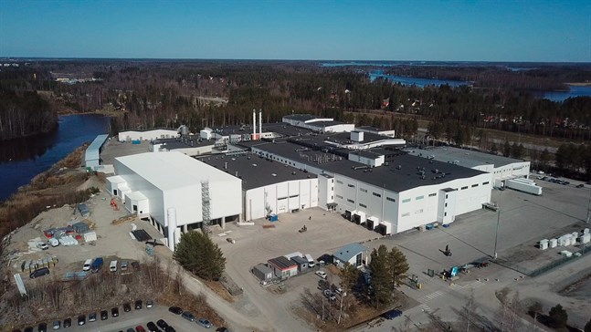 För tillfället byggs ett nytt fryslager för 4 miljoner euro vid Snellman i Jakobstad. På samma tomt planeras en matkomponentfabrik för cirka 11 miljoner euro, som ska stå klar redan nästa år. – Om fem år tänker jag att fabrikerna i Jakobstad och färdigmatsfabriken i Kervo i större utsträckning liknar varandra, säger Erkki Järvinen, vd för koncernen.