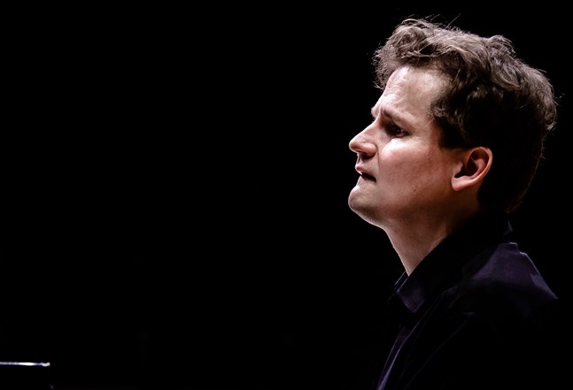 Olli Mustonen påbörjade sina musikstudier som femåring. Vid det här laget har han uppträtt på konsertscener runtom i världen både med egna recitaler och med topporkestrar.
