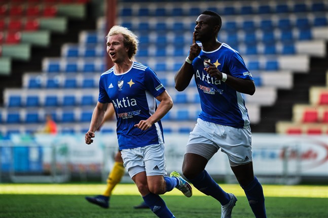 Junior Oyono och VIlle Huuhka jublar efter ett mål för VIFK mot Kiisto i augusti 2020.
