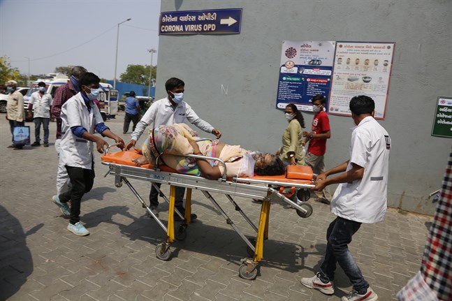En covid-19-sjuk patient förs till sjukhus i Ahmedabad i Indien.