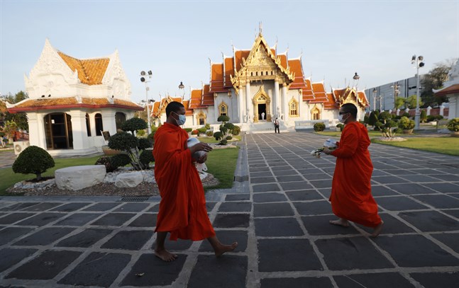 Munkar iförda munskydd vid det berömda templet Wat Ben i Bangkok. Bild från tidigare i april.
