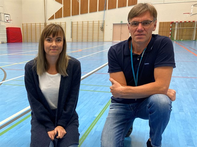 Ida Hautaoja och Anders Wahlberg är oroliga. Det finns för få simhallsövervakare i regionen.