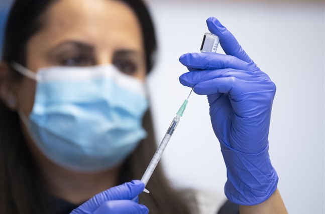 En sjuksköterska förbereder vaccin från Pfizer för vaccinering.