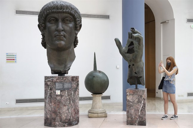 Statyn av Konstantin den store på Kapitolinska museerna i Rom har nu fått tillbaka det pekfinger som fortfarande saknas på den här bilden.