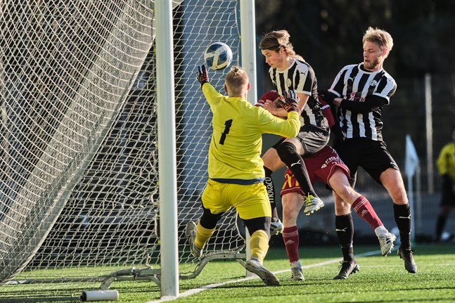 Mittbacksparet Josep Nuorela och Samuel Lindeman är framme och ser till att bollen säkert är över mållinjen. Men 1–0 torde ha varit Aatu Laatikainens verk.