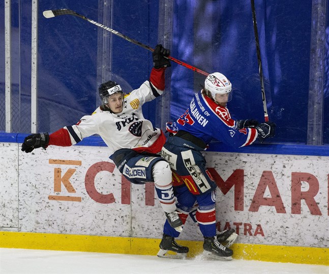 Henry Karjalainen (t.h) gjorde hattrick, tre mål för Ketterä. Här i kamp med Karlebylagets Tony Tuupanen. Ketterä vann den femte och avgörande finalmatchen.