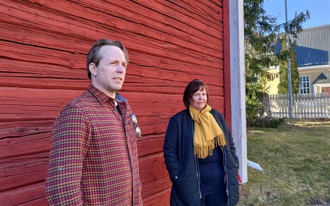 Johan Aspelin och Anci Holm har fullt upp med förberedelserna inför sommarteatern vid Kuddnäs. Som vandringsteater fungerar den bättre med eventuella restriktioner.