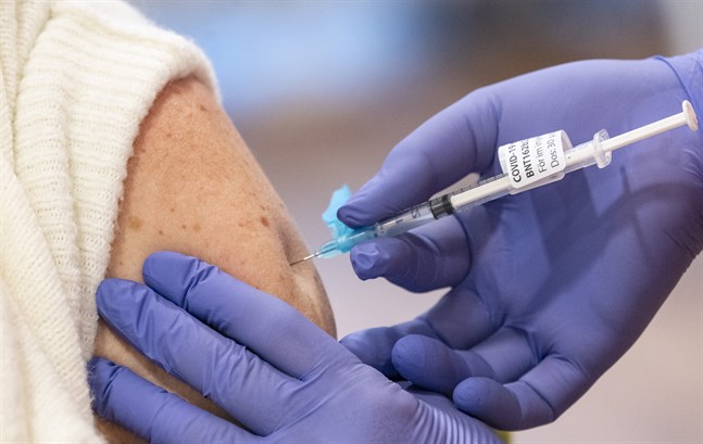 Astra Zenecas och Pfizer-Biontechs vaccin mot covid-19 minskar risken att smittas i hemmet med nästan hälften, enligt en brittisk studie.