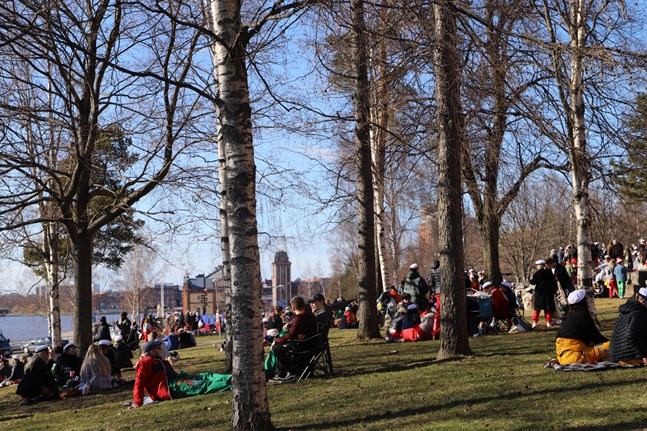 Under valborgsmässoafton samlades många i Hovrättsparken. – Som en typisk sommarnatt, säger polisens kommunikationschef Mikael Appel.
