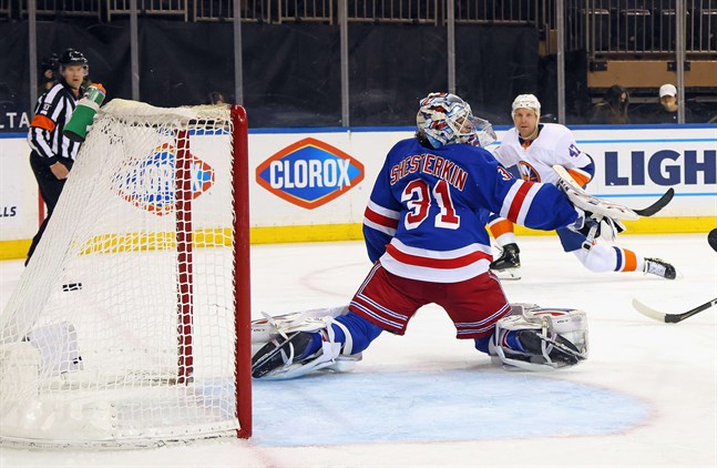 Leo Komarov var nästan nere med vänster knä i isen när han avfyrade skottet som ställde Igor Shesterkin – Rangers sista utpost.