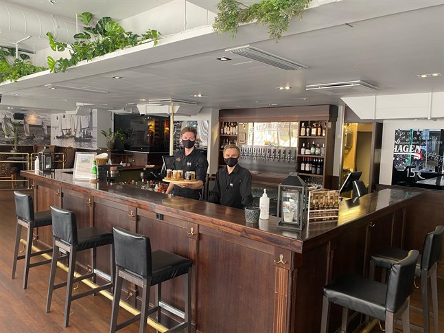 Troy Bodman och restaurangchef Ville Kuusisto i den uppfixade pub Stallhagen.