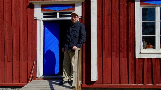 Daniel Beijar, verksamhetsledare för Replot hembygdsförening, vid Granösunds fiskeläge i Södra Vallgrund. Stugan som "Svennas Sven" bodde i är det senaste tillskottet av byggnader på museiområdet.