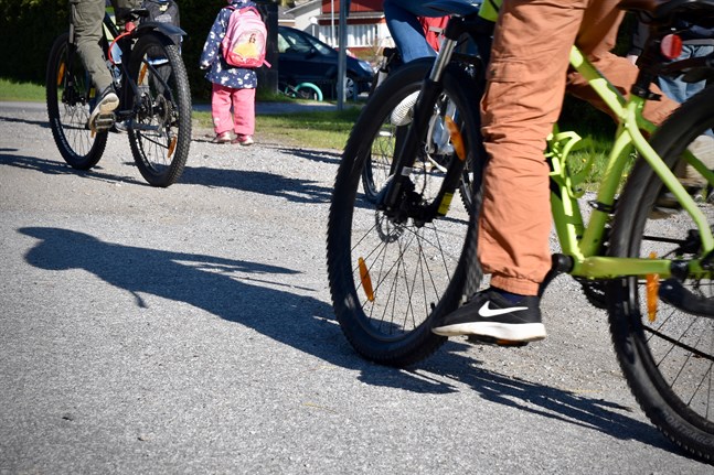 Restriktionerna cornavåren 2020 bidrog till ökad ångest hos många föräldrar, visar forskning vid Åbo Universitet. När man vill stoppa smittspridning med till exempel skolstängningar måste man också tänka på de problem som uppstår, påpekar forskarna.