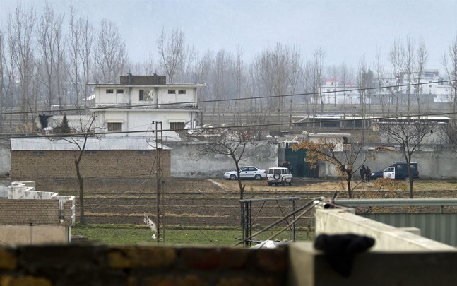 Pakistanska poliser utanför Usama bin Ladins hus i Abbottabad, där al-Qaida-ledaren sköts ihjäl av en amerikansk insatsstyrka i maj 2011.