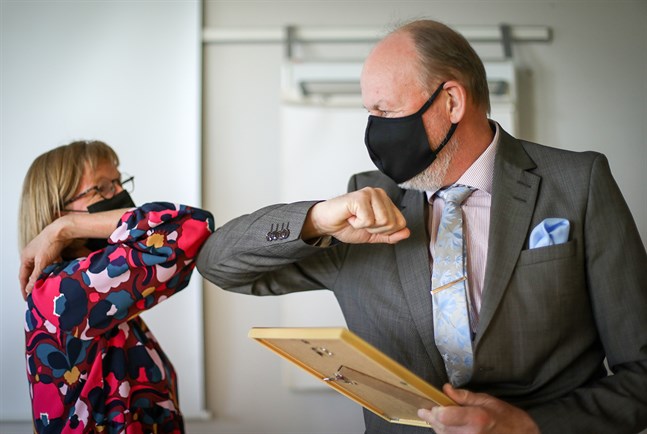 Kpedus rektor Sirkku Purontaus delade ut diplomet åt Alertes vd Håkan Forss.