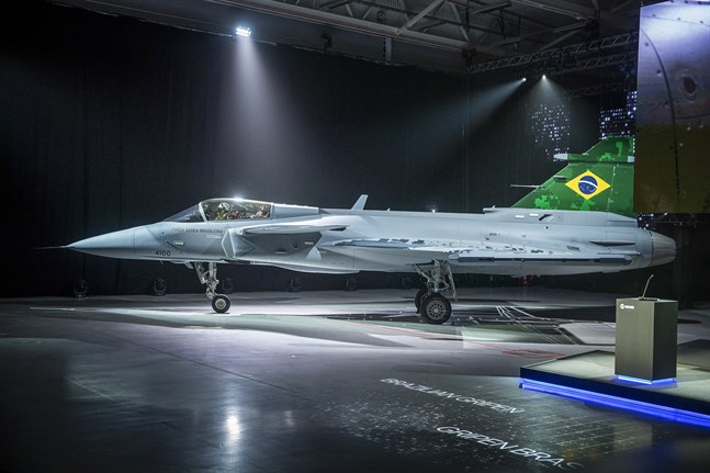 Saab har sedan tidigare sålt stridsflygplanet Gripen till Brasilien. Nu hoppas man på en affär med Finland.
