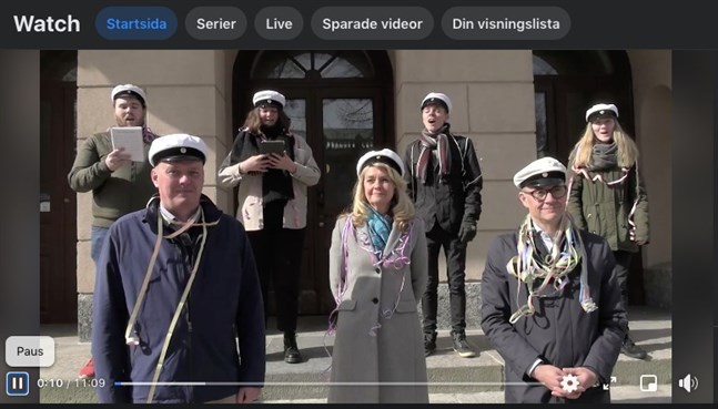 Lisbeth Fagerström, rektor i Vasa, håller tal. På trappan står också dekanus Fritjof Sahlström och ledande rektor för Vasa övningsskola Bernt Klockars. Sång från studentkören pedavoces (Toni Lahnakoski, Molly Feiring, Robkin Källström och Linnea Dahlvik).
