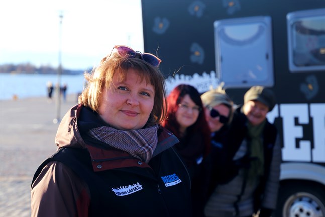 Chatarina Fjällström med tre andra ungdomsledare från Vasa stad i bakgrunden. Ikväll, på valborgsmässoafton, är de sex stycken "Walkers".