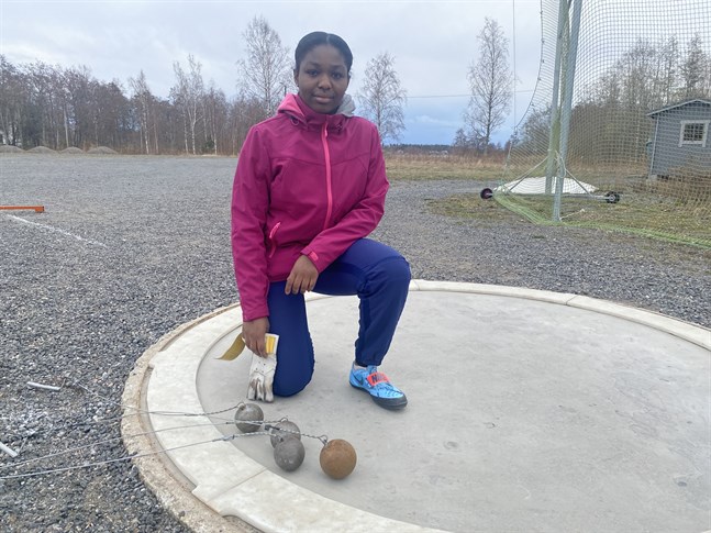 Det har blivit många träningskast vid den nya kastplatsen på Varvsbacken i Kristinestad för IF Länkens finländska mästare Emmanuela Koomson.
