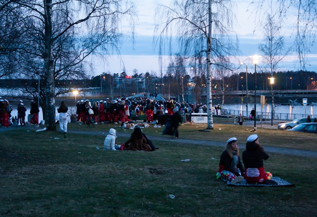 En stor folksamling befann sig i Hovrättsparken vid 22-tiden på fredagen.