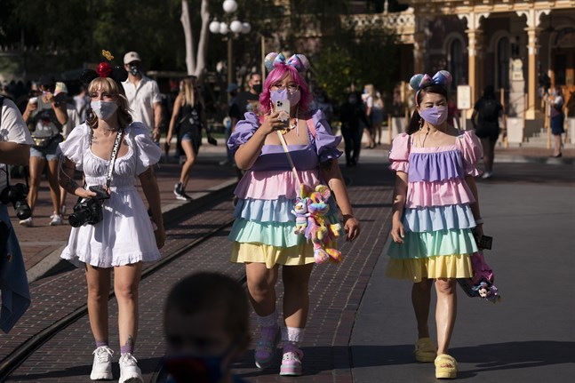 Många gäster kom uppklädda och med "Musse Pigg"-öron på huvudet när Disneyland i Kalifornien slog upp sina portar igen på fredagen efter att ha tvingats hålla stängt i över ett år på grund av pandemin.