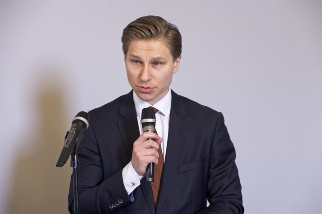 Samlingspartiets vice ordförande Antti Häkkänen säger att vänsterpartierna besegrade Centern under halvtidsöverläggningarna.