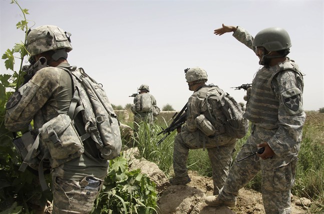 En afghansk tolk (till höger) vid en amerikansk militärinsats i Kandahar i Afghanistan. Arkivbild.