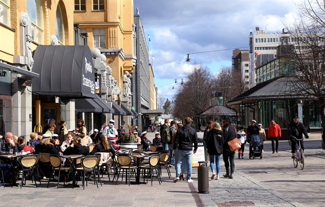Maj för med sig lindrigare coronarestriktioner i Österbotten. Nu får upp till 20 personer samlas och restaurangerna får ta in mer folk.