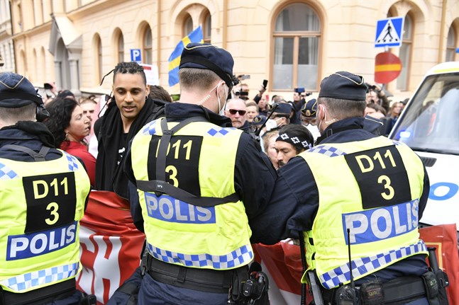 Den största manifestationen den 1 maj hölls i centrala Stockholm och upplöstes av polis. Men grupper av människor samlades på flera håll.
