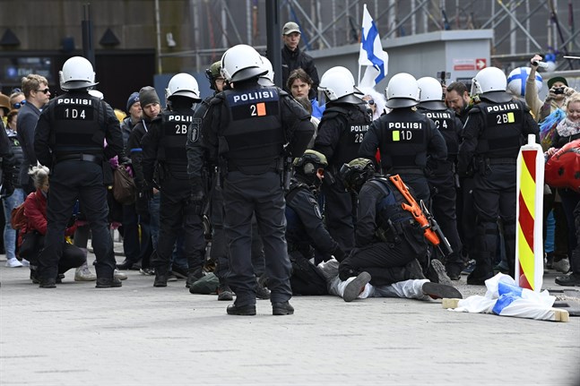 Polisen har gripit 60 personer vid en demonstration mot coronarestriktionerna i Helsingfors.