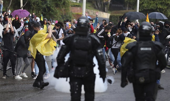 Protester i Bogotá under lördagen.