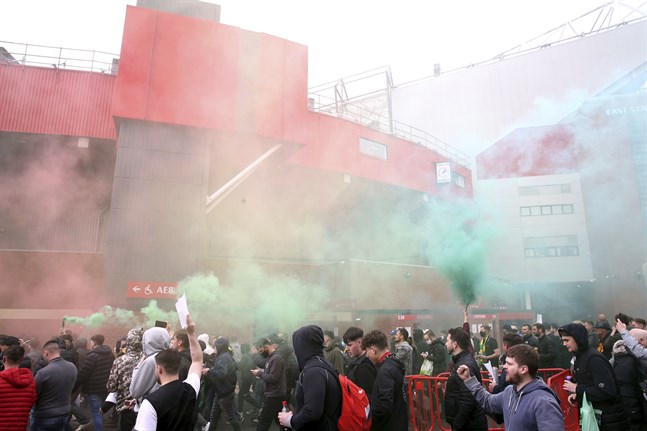 Manchester United-supportrar forcerar avspärrningarna för att ta sig in på Old Trafford.
